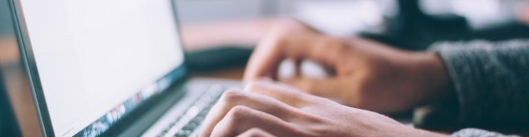 Mains sur un clavier d'ordinateur portable